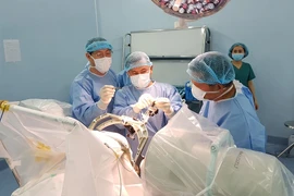 Các bác sĩ đang điều trị cho bệnh nhân Parkinson bằng kỹ thuật đặt điện cực kích thích não sâu. Ảnh: BVCC