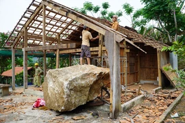 Cơ quan chức năng tỉnh Quảng Nam đã yêu cầu dừng hoạt động nổ mìn và khai thác đá tại vị trí đá lăn xuống nhà dân. Ảnh: THANH NHẬT