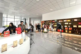 Bên trong một tổng kho hàng của Trung Quốc có sức chứa lớn, hiện đại, được xây dựng sát biên giới Việt Nam. Ảnh: SƠN TÂM