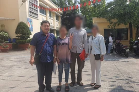 TS Huỳnh Tấn Đạt, Giám đốc Trung tâm Trợ giúp pháp lý Nhà nước TP.HCM (bìa trái), đi cùng một người dân có hoàn cảnh khó khăn hỗ trợ làm giấy khai sinh. Ảnh: TĐ