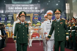 Xúc động phút tiễn đưa linh cữu các chiến sĩ đã hy sinh về an táng tại quê nhà. Ảnh: BẢO PHƯƠNG