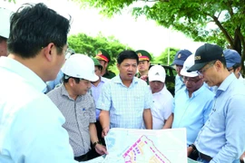 Ông Lương Nguyễn Minh Triết thị sát các vị trí xây dựng khu thương mại tự do Đà Nẵng vào tháng 7-2025. Ảnh: TẤN VIỆT