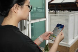 Trong thời đại kỹ thuật số, tiền bạc chuyển dịch chỉ sau vài cú chạm màn hình. Ảnh minh họa: HUỲNH THƠ