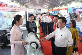 Phó Bí thư Thành ủy TP.HCM Đặng Minh Thông (áo trắng), Giám đốc Sở KH&CN Lâm Đình Thắng cùng các đại biểu tham quan các gian hàng triển lãm trưng bày về công nghệ trong khuôn khổ Đại hội Đảng bộ TP.HCM lần thứ I vào giữa tháng 10-2025. Ảnh: BTC