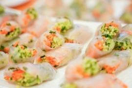 Em gói mùa xuân trên ngón tay
