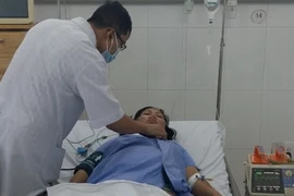 Khen thưởng đột xuất y, bác sĩ cứu sống sản phụ viêm cơ tim cấp