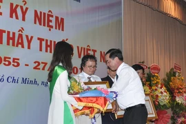 Chủ nhân Fanpage “Hỏi bác sĩ nhi đồng” nhận huân chương Lao động hạng Nhì