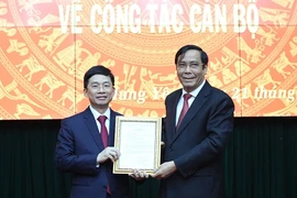 Phó Trưởng Ban Thường trực Ban Tổ chức Trung ương Nguyễn Thanh Bình, thừa ủy quyền của Ban Bí thư trao quyết định điều động, luân chuyển ông Nguyễn Duy Hưng - Ảnh: VGP