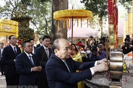 Chủ tịch nước Nguyễn Xuân Phúc thả cá chép tiễn ông Công, ông Táo