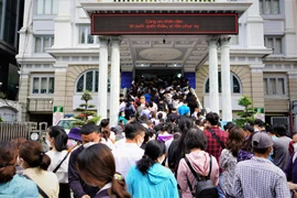TP.HCM: Hàng trăm người dân xếp hàng chờ cấp hộ chiếu mẫu mới