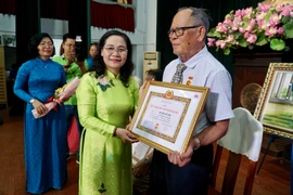  Quận 5, TP.HCM trao huy hiệu Đảng cho 80 Đảng viên dịp 3-2