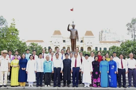 Lãnh đạo TP.HCM dâng hương, dâng hoa tưởng niệm Chủ tịch Hồ Chí Minh