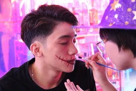 Nghề hoá trang hình thù ma quái, kinh dị thu hút khách dịp Halloween