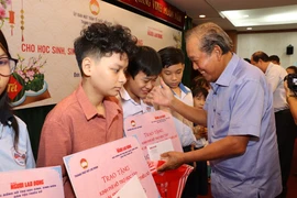 Nguyên Phó Thủ tướng Trương Hoà Bình trao quà Tết cho đồng bào dân tộc thiểu số