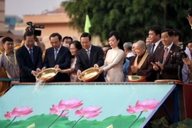 Chủ tịch nước cùng phu nhân thực hiện nghi thức thả cá chép trên sông Sài Gòn