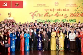 Chủ tịch TP.HCM Phan Văn Mãi mong kiều bào góp thêm tri thức và công nghệ