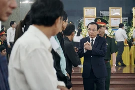 Nhiều lãnh đạo và người dân đến viếng 12 chiến sĩ hy sinh trong diễn tập tại Quân khu 7