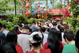 Người dân TP.HCM nô nức đi chùa ngày đầu năm