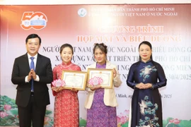 TP.HCM tôn vinh 50 kiều bào xuất sắc dịp 50 năm thống nhất đất nước