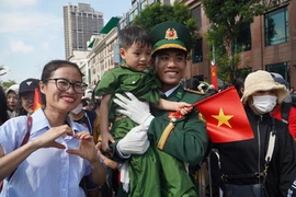 Chiến sĩ diễu binh bịn rịn chia tay người yêu sau lễ tổng duyệt đại lễ 30-4