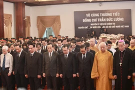 Hàng ngàn người đến viếng nguyên Chủ tịch nước Trần Đức Lương tại Hội trường Thống Nhất