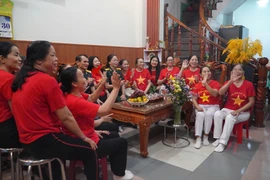 Người dân TP.HCM rủ nhau dậy sớm xem diễu binh, đón 'Ngày hội non sông