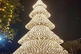 Độc lạ cây thông Noel làm từ 4.200 chiếc nón lá