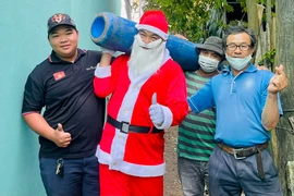 Ông già Noel Phạm Thanh Bình đã trao bình ôxy cho hơn 3.000 bệnh nhân nghèo Ảnh: THẢO PHƯƠNG