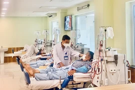 Bác sĩ đang thăm khám cho bệnh nhân tại khoa Nội thận - Lọc máu BV Thống Nhất TP.HCM. Ảnh: THẢO PHƯƠNG