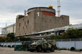 Xe tăng của Nga bên ngoài nhà máy điện hạt nhân Zaporizhzhia. ẢNH: REUTERS