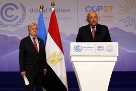 Tổng Thư ký Liên Hợp Quốc Antonio Guterres (bên trái) và Ngoại trưởng Ai Cập, Chủ tịch Hội nghị thượng đỉnh COP27 - ông Sameh Shoukry (bên phải). ẢNH: AFP