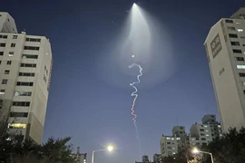 Hình ảnh từ vụ thử tên lửa khiến người dân lầm tưởng là UFO được chụp từ TP Goyang, Seoul (Hàn Quốc). Ảnh: AP