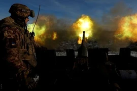 Lính Ukraine khai hỏa vũ khí phòng không khi Nga liên tục dội pháo TP Bakhmut (tỉnh Donetsk). Ảnh: REUTERS