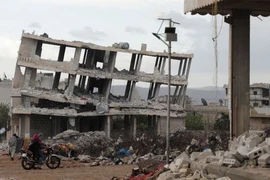 Một tòa nhà đổ sập tại Syria sau trận động đất kinh hoàng hồi 6-2. Ảnh: REUTERS
