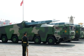 Tên lửa siêu thanh DF-17 trong một cuộc duyệt binh ở Bắc Kinh (TQ) hồi 2019. Ảnh: REUTERS 