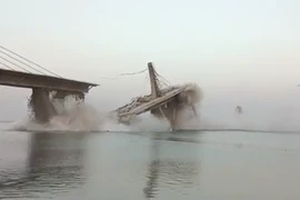Hiện trường cây cầu Aguwani-Sultanganj đang xây dựng ở bang Bihar (Ấn Độ) bất ngờ sụp đổ. Ảnh: ANI