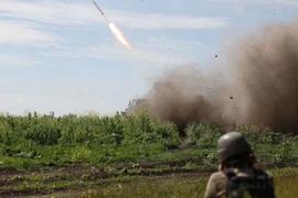 Lữ đoàn xung kích Ukraine bắn tên lửa vào các vị trí quân Nga tại Bakhmut (tỉnh Donetsk, miền đông Ukraine) hồi 13-6. Ảnh: AFP