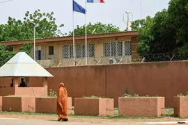 Đảo chính châu Phi: Ông Macron nói ĐS Pháp ở Niger bị giữ làm con tin