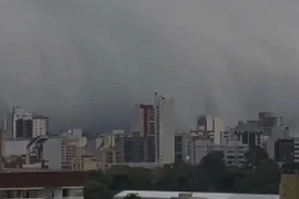 VIDEO: Kỳ lạ mây sóng thần 'nuốt chửng' cả thành phố