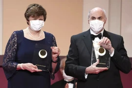 Nobel Y học 2023 vinh danh nghiên cứu mở đường cho vaccine COVID-19
