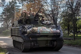 Lính Ukraine lái xe bọc thép M113 ra chiến trường tỉnh Donetsk (miền Đông Ukraine) hôm 7-10. Ảnh: REUTERS