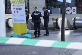 Một phụ nữ bị cảnh sát bắn vì dọa đánh bom liều chết giữa Paris