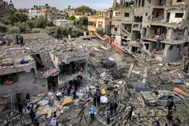VIDEO: Trại tị nạn ở Gaza thành đống đổ nát vì trúng không kích, 70 người chết