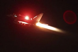 VIDEO: Máy bay Mỹ và Anh không kích Houthis
