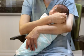 Hệ luỵ báo động từ xu hướng 'cha mẹ trực thăng', 'cá nhân hoá'