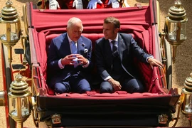 Tổng thống Macron thăm Anh, tiếp kiến Vua Charles III