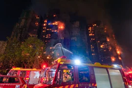 Mới dập được lửa 4 trong 7 khối chung cư ở Hong Kong, đám cháy lan rộng 'bất thường'