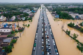 Nhìn ra gì từ thực tế lũ tràn từ đông sang tây trong suốt 2025?