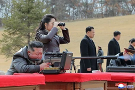 CHÙM ẢNH: Ông Kim Jong-un và con gái ngắm bắn súng bắn tỉa