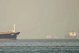 Hải quân Anh: 3 tàu hàng trúng vật thể nghi đạn pháo ở eo biển Hormuz và vịnh Ba Tư